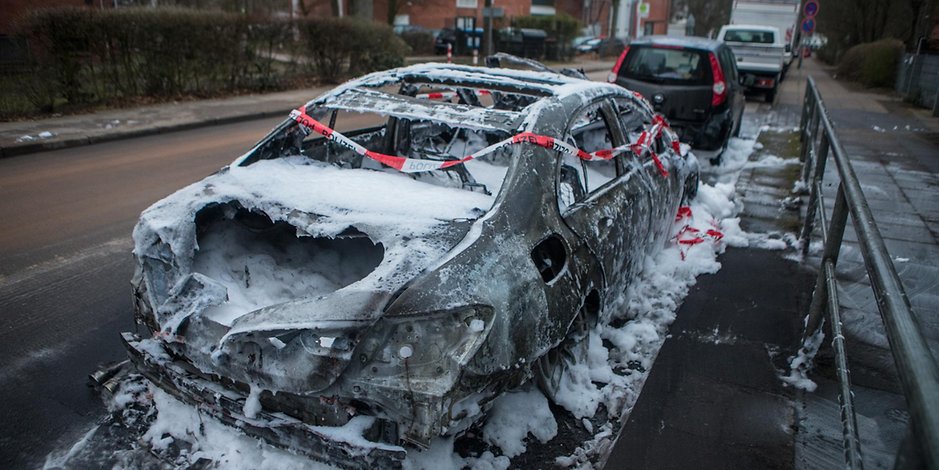 Ein Mercedes brannte in Wilhelmsburg komplett aus.