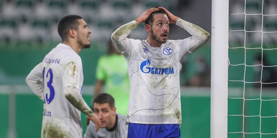 Schalke-Leihspieler William (l.) verursachte einen Strafstoß, Mark Uth vergab die große Chance zum Ausgleich 