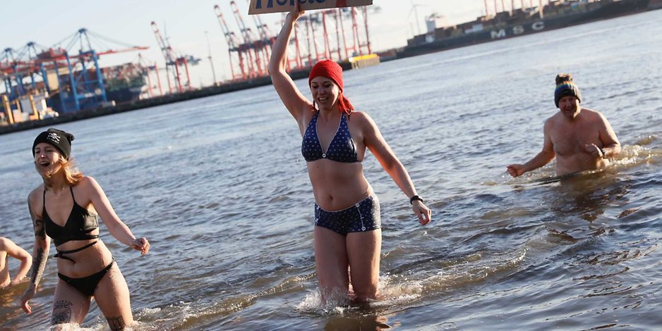 Eisbaden für den guten Zweck: Eve Champagne stürzt sich in die eiskalte Elbe. 