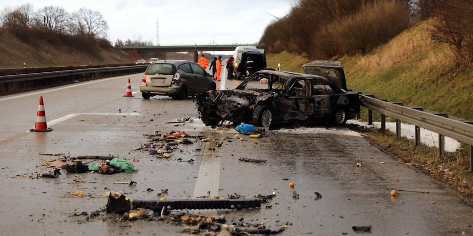 Auf der A20 Richtung Rostock fuhren nach Hagelschauern mehrere Autos ineinander – ein Pkw brannte vollständig aus. 