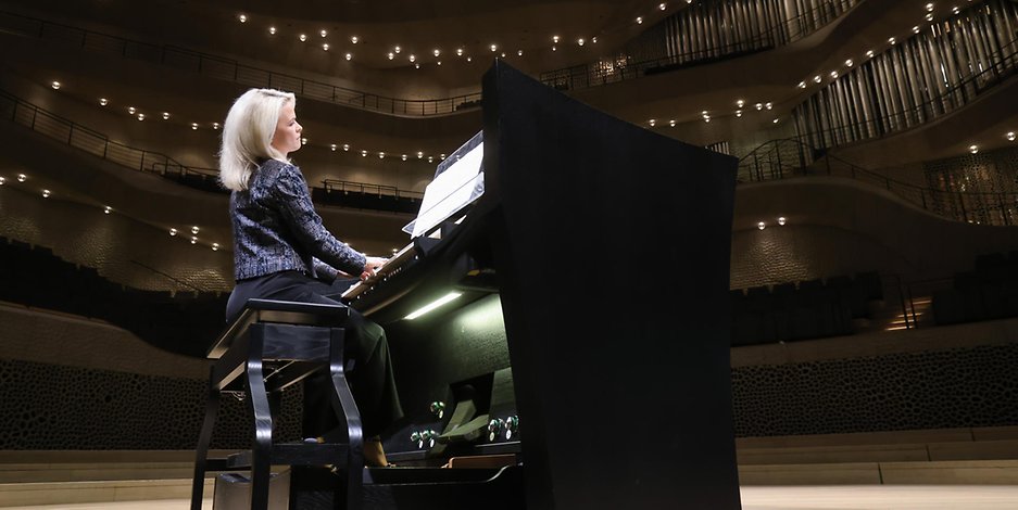 Hoffentlich auch irgendwann wieder vor Publikum: Star-Organistin Iveta Apkalna spielt auf der frisch gereinigten Orgel.