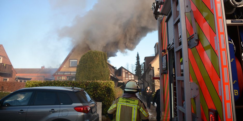 Schon von Weitem sahen die Feuerwehrleute die dicke Rauchsäule über dem Haus.