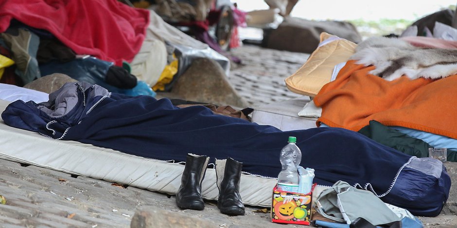 Ein Obdachloser liegt in Hamburg am bei Temperaturen um den Gefrierpunkt in einem Schlafsack (Symbolbild).