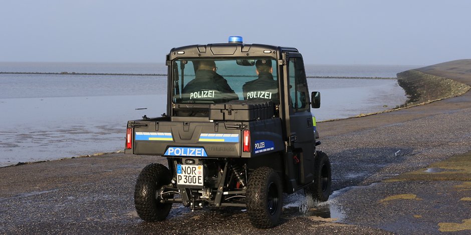 Mit ihrem E-Quad sind die Polizisten auf der ostfriesischen Insel Juist nun deutlich schneller unterwegs. 