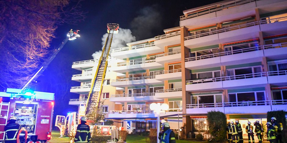 Großbrand bei Hamburg: Eine Frau wurde tot aufgefunden.