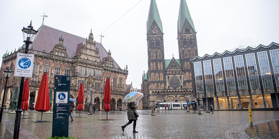 Ein trostloses Bild auf dem Marktplatz in Bremen: Der Städtetourismus hat besonders stark unter Corona gelitten. 