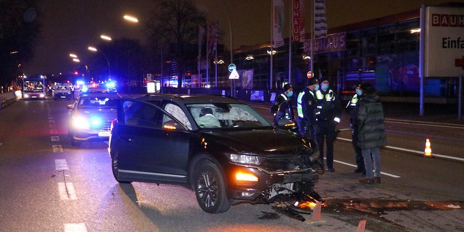 Auf der Kieler Straße gab es am Sonntagabend einen schweren Unfall.