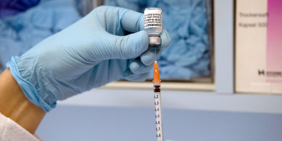 In einer Hausarztpraxis wird eine Spritze mit Biontech-Impfstoff  aufgezogen. 