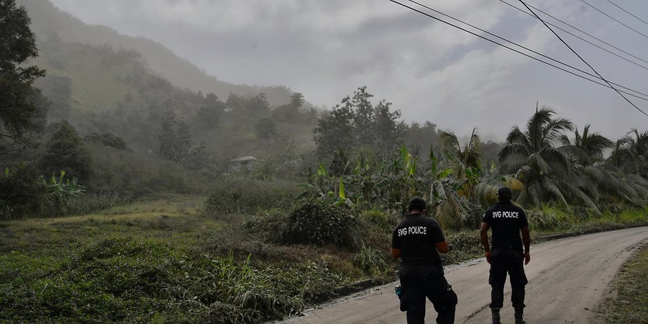 Polizisten patrouillieren nach dem Ausbruch des Vulkans La Soufriere auf einer aschebedeckten Straße, um Menschen davon abzuhalten, sich dem aktiven Vulkan zu nähern.