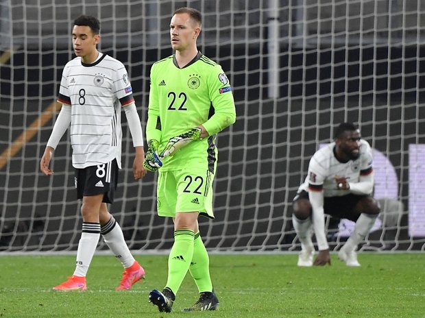 Gesenkte Blicke und Ratlosigkeit. Die deutsche Nationalmannschaft muss die Niederlage gegen Nordmazedonien erst mal verkraften.