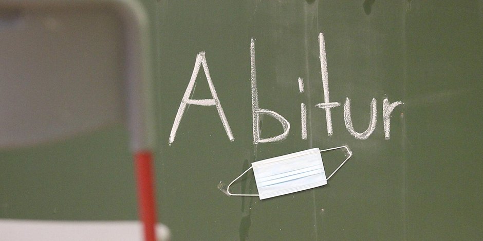 Das Wort „Abitur“ ist an eine Tafel geschrieben.