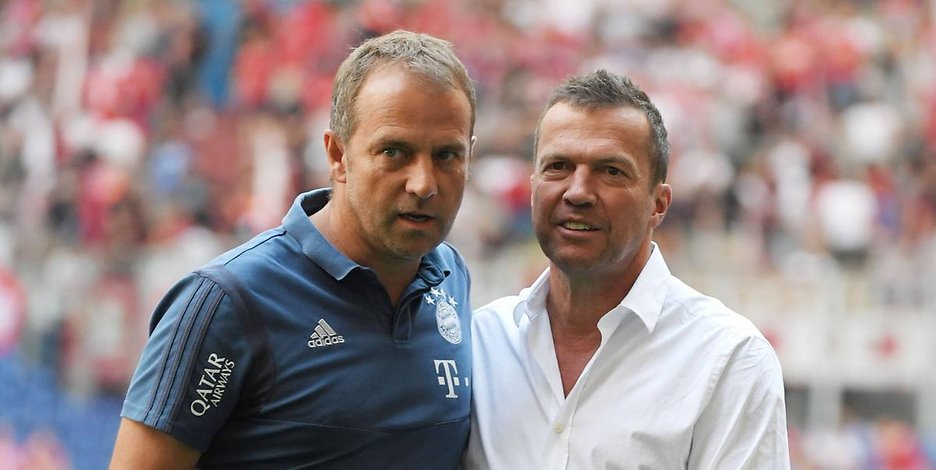Hansi Flick (l.) und Lothar Matthäus im August 2019 vor dem Bayern-Spiel auf Schalke