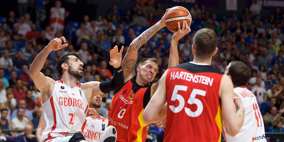 Daniel Theis (m., mit Ball) und Isaiah Hartenstein sind zwei von sechs akiven deutschen Spielern in der NBA. Beide spielen seit Donnerstag für neue Teams.