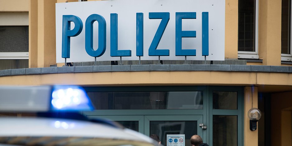 Die Polizei in Niedersachsen hatte am Wochenende viel zu tun – Gäste einer Party griffen die Beamten an.