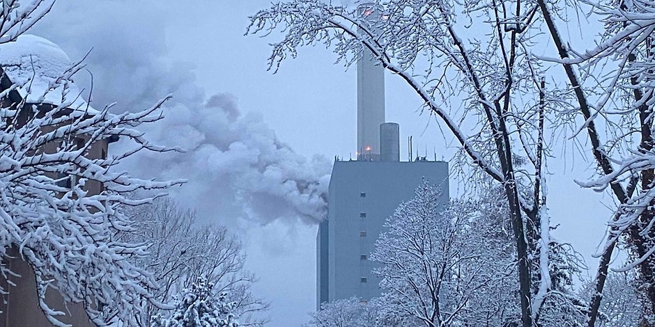 Rauchwolken über dem Kraftwerk in Nürnberg am Montag.