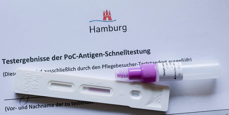 In einem Hamburger Pflegeheim wird ein Schnelltest vorbereitet (Symbolbild).