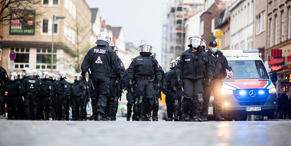 Polizisten am 1. Mai im Schanzenviertel. 