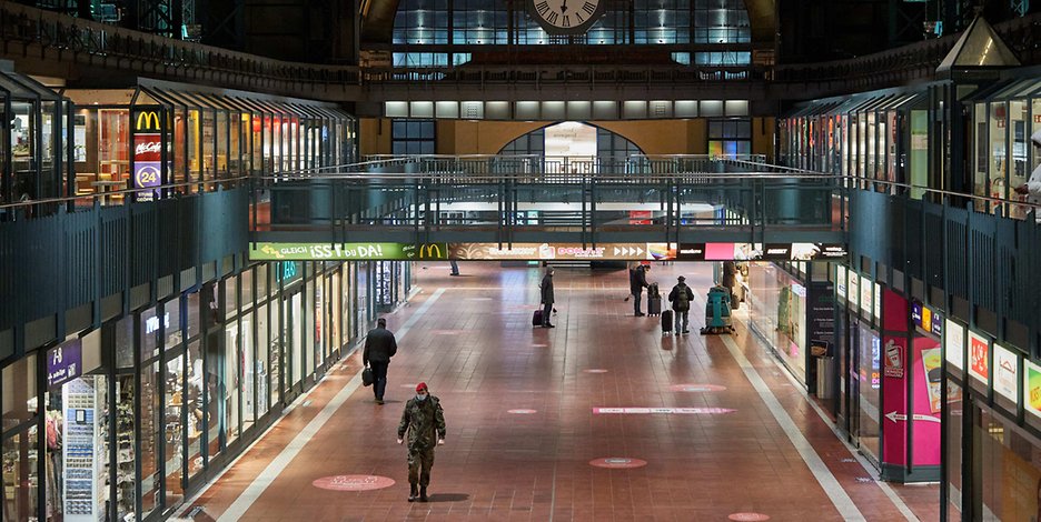 Nur wenige Menschen gehen durch die Wandelhalle im Hauptbahnhof. Kann der Tourismus im Sommer wieder starten?