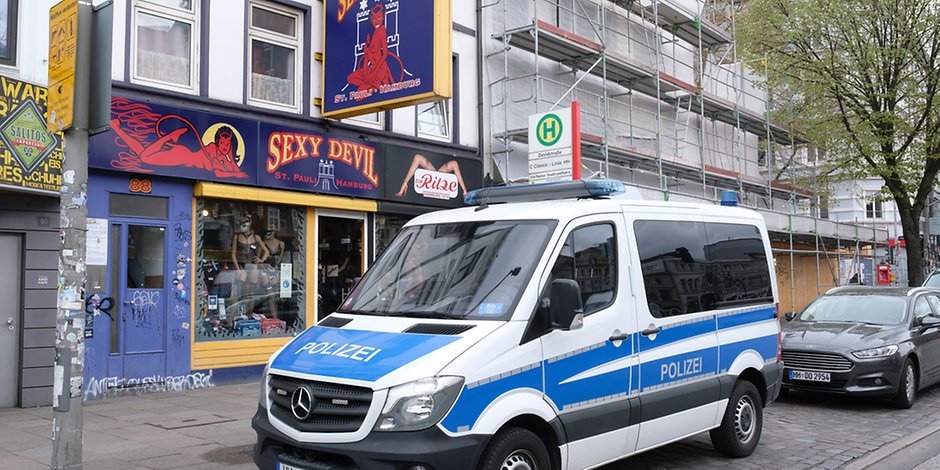 Ein Einsatzbus der Polizei vor dem Sex-Shop des Ex-St.-Pauli-Keepers.