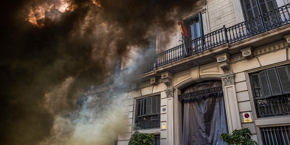 Rauch vor dem Sitz der nationalen Polizei in Barcelona während der Proteste gegen die Festnahme von Rapper Hasél.