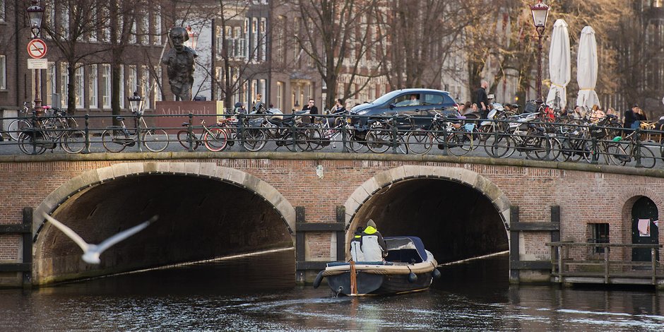 Amsterdam ist bekannt für die vielen Grachten und Brücken. (Symbolbild)
