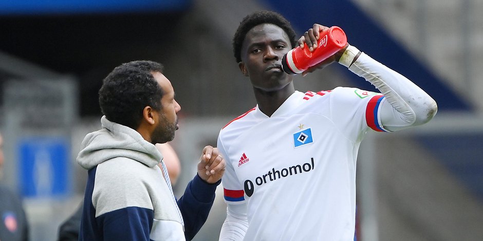 Findet bei seinen Spielern oft die richtige Ansprache: HSV-Trainer Daniel Thioune im Gespräch mit Top-Talent Amadou Onana