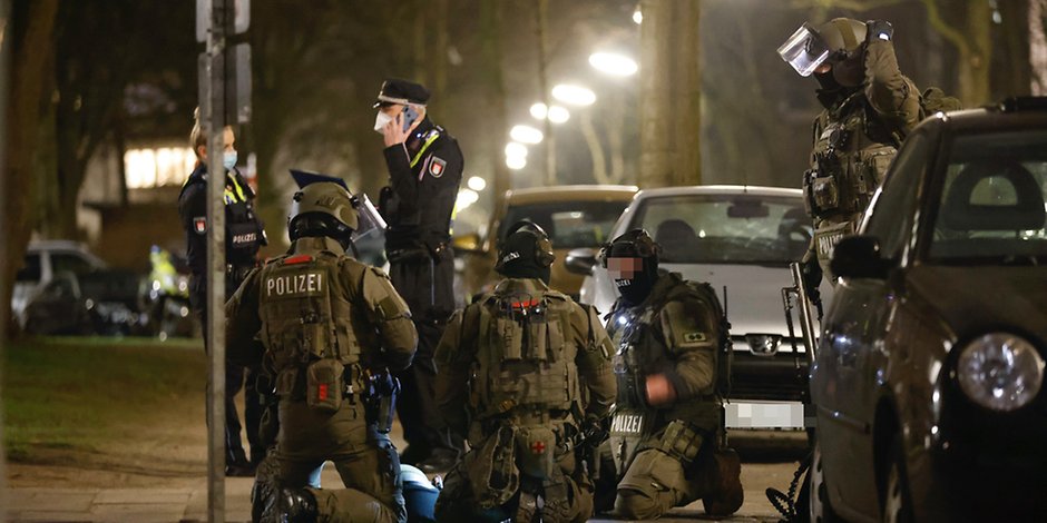 Das Spezialeinsatzkommando (SEK) der Polizei stürmte am Donnerstagabend eine Wohnung auf der Uhlenhorst.