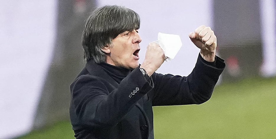 Jubelpose: Bundestrainer Joachim Löw feiert das 1:0-Siegtor seiner DFB-Auswahl gegen Rumänien.