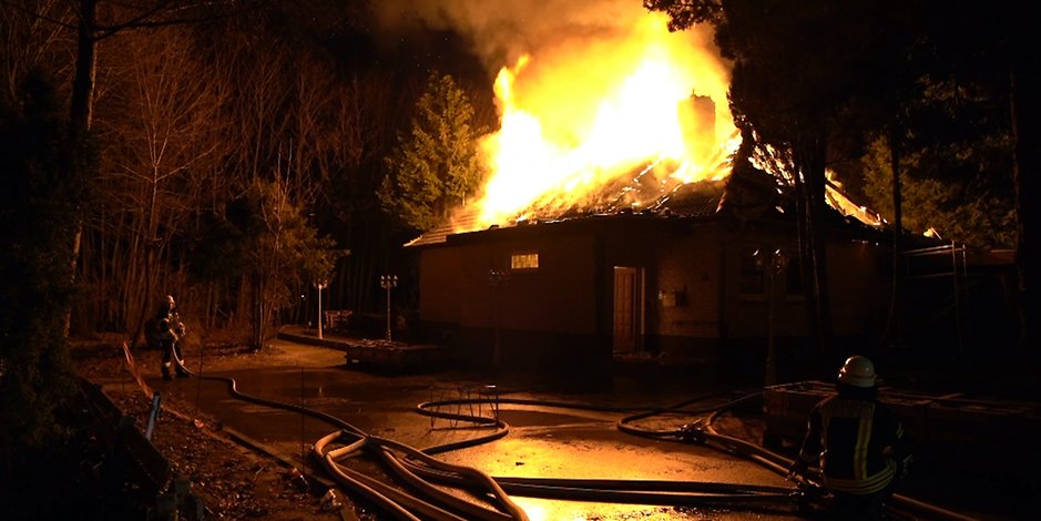Die Einsatzkräfte konnten das Feuer nicht mehr stoppen. Das Haus wurde komplett zerstört.
