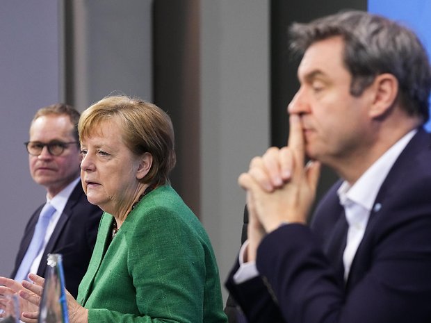 Wiederkehrendes Bild: Bundeskanzlerin Angela Merkel, Berlins Regierender Bürgermeister Michael Müller (l.) und Bayerns Ministerpräsident Markus Söder bei der Pressekonferenz nach dem Corona-Gipfel. 