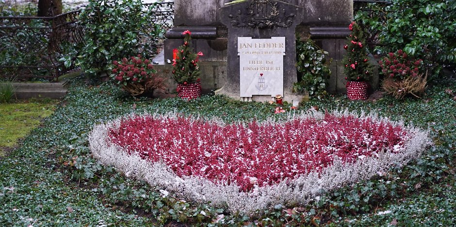 Liebevoll gestaltet: Das Grab des Schauspieler Jan Fedder wird nach wie vor von Freunden und Fans besucht.