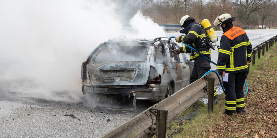 Die Löscharbeiten blieben vergebens – das ausgebrannte Fahrzeug war nicht mehr zu retten.