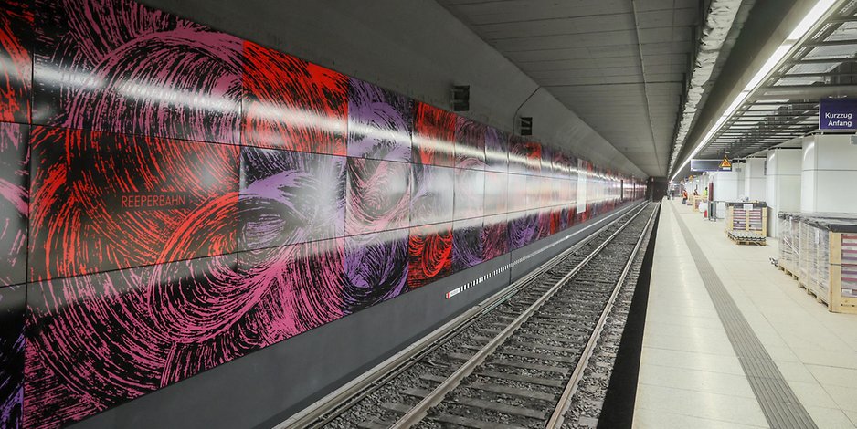 Der Bahnhof Reeperbahn hat neue Wände bekommen. 