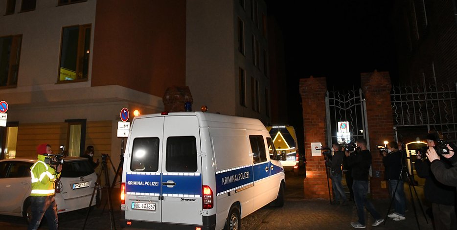 Nach dem Fund von vier Toten und einer Schwerverletzten in einem Potsdamer Wohnheim ermittelt die Polizei. 