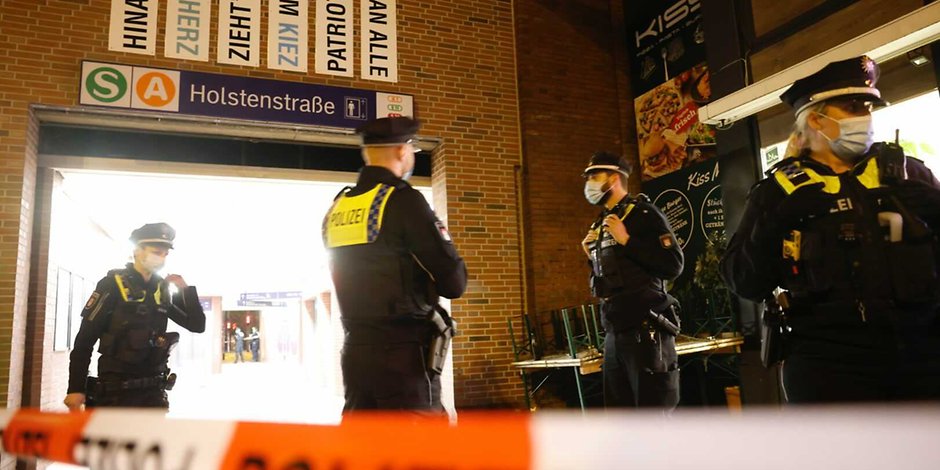 Die Polizei sperrte den S-Bahnhof Holstenstraße am Samstagabend nach einer Messer-Attacke ab.