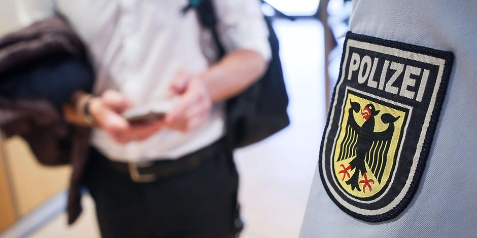 Die Polizei kontrolliert am Hamburger Flughafen, ob Einreisende ein gültiges negatives Corona-Testergebnis vorweisen können.