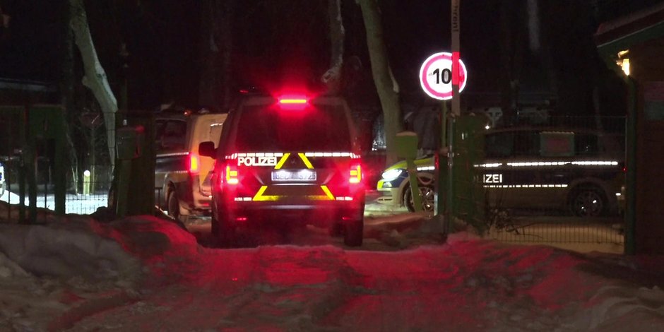 Polizeiwagen kommt in der Nacht an dem Ort an, wo das Baby ausgesetzt wurde.
