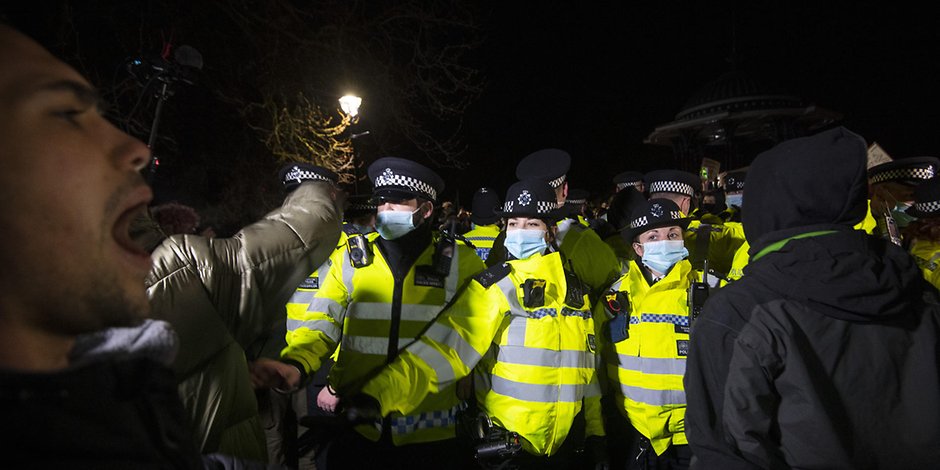 Polizisten und Demonstranten bei einer Mahnwache für die getötete Sarah Everard in London.