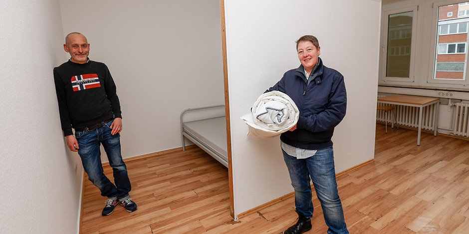 Unterkunft von „fördern und wohnen“ an der Eiffestraße: Katrin Wollberg (49), Bereichsleiterin Obdachlosenhilfe und Hannes Zeiner (55), Teamleiter Winternotprogramm Eiffestraße in einem Einzelzimmer für Frauen.