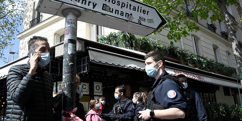 Polizisten sperren das Gebiet um das Pariser Krankenhaus Henry Dunant ab.