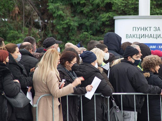 Menschen stehen in Belgrad für eine Corona-Impfung an – nicht alle tragen dabei Maske.