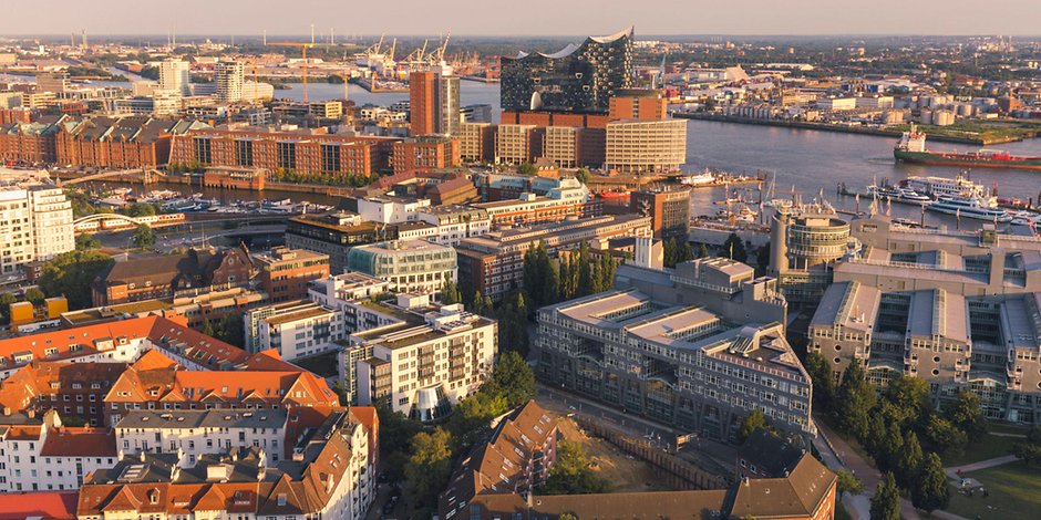 Die Sieben-Tage-Inzidenz steigt in fast allen Bezirken in Hamburg deutlich an. (Symbolfoto)