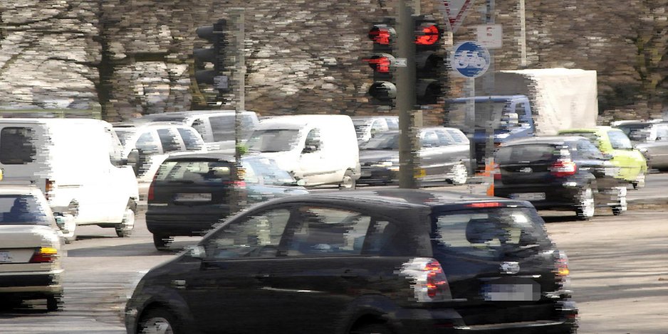 Ein Kleinwagen-Fahrer fährt bei Rot (Archivbild).