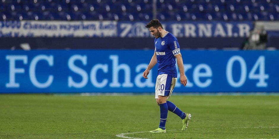 Sead Kolasinac vom Bundesliga-Schlusslicht Schalke 04 verlässt den Platz.