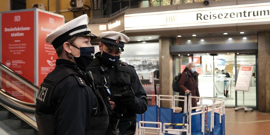 Polizisten kontrollieren im Hamburger Hauptbahnhof die Einhaltung der Corona-Regeln.
