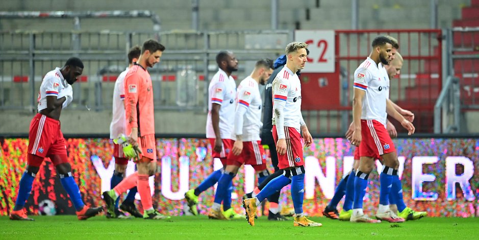 Zutiefst enttäuscht verließen die HSV-Profis nach dem 0:1 bei St. Pauli das Feld. Die Situation für den Aufstiegsaspiranten wird immer schwerer.