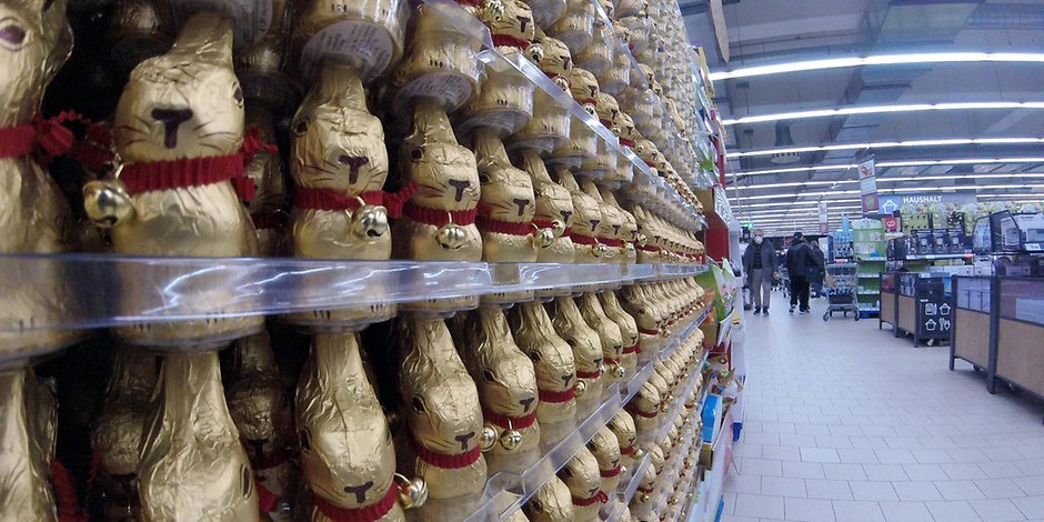 Die Schoko-Osterhasen stehen schon in den Regalen der Supermärkte bereit (Symbolbild).