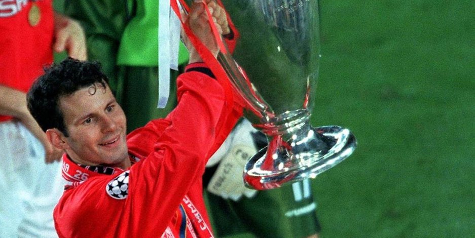 Ryan Giggs stemmt den Europapokal der Meister, den Manchester United 1999 gegen Bayern München gewinnt.