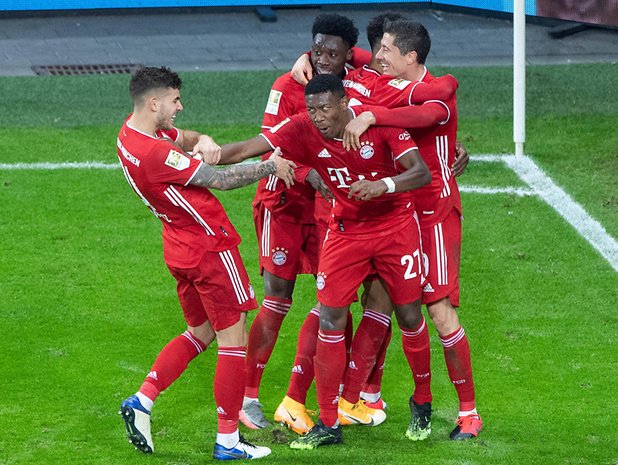 David Alaba (vorne) jubelt zusammen mit seinen Teamkollegen vom FC Bayern München.