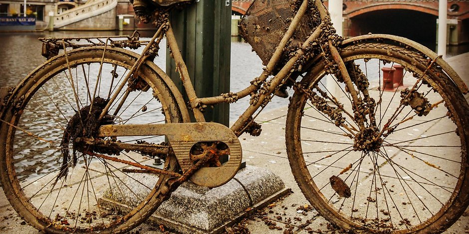 Trauriger Anblick: ein altes Rad, aus einem der Fleete gezogen. Jedes Jahr muss die Stadtreinigung Hamburg rund 4000 Fahrräder einsammeln.
